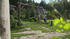 "Nowa Maja w ogrodzie": sprytny sposób na budowę podpory lub donicy z drewna