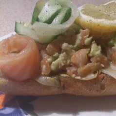 Szalona kanapka z łososiem, awokado i glazurowaną cykorią.